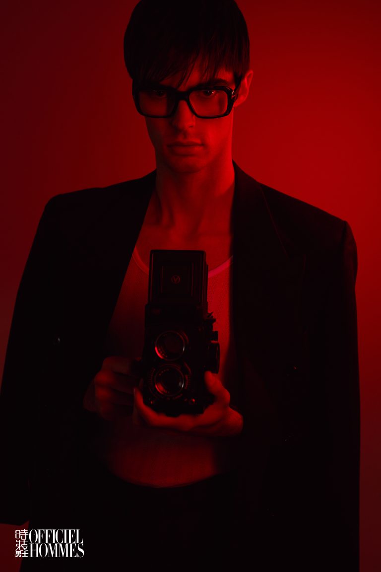 Retrato masculino en clave baja con luz dramática