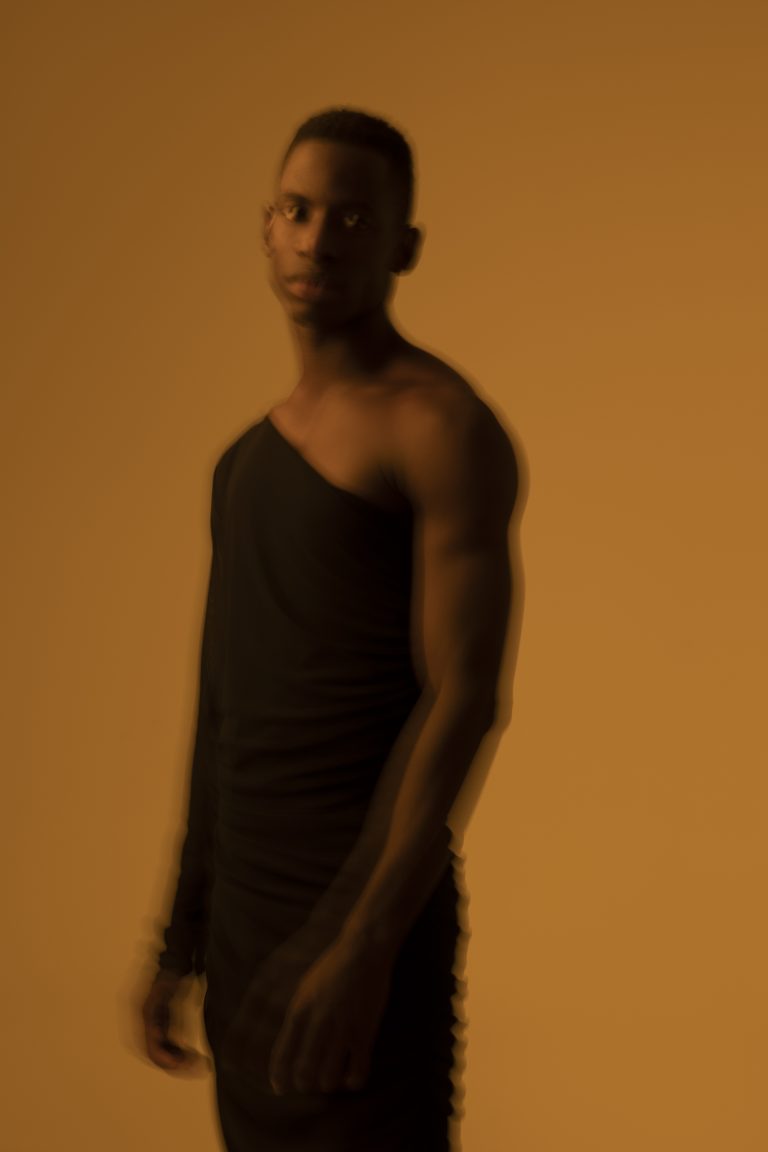 Modelo en movimiento durante una sesión editorial