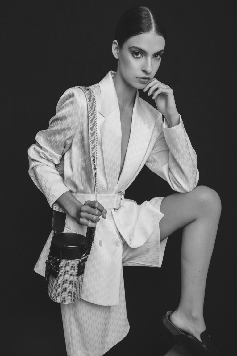 Editorial de moda con estilismo monocromático