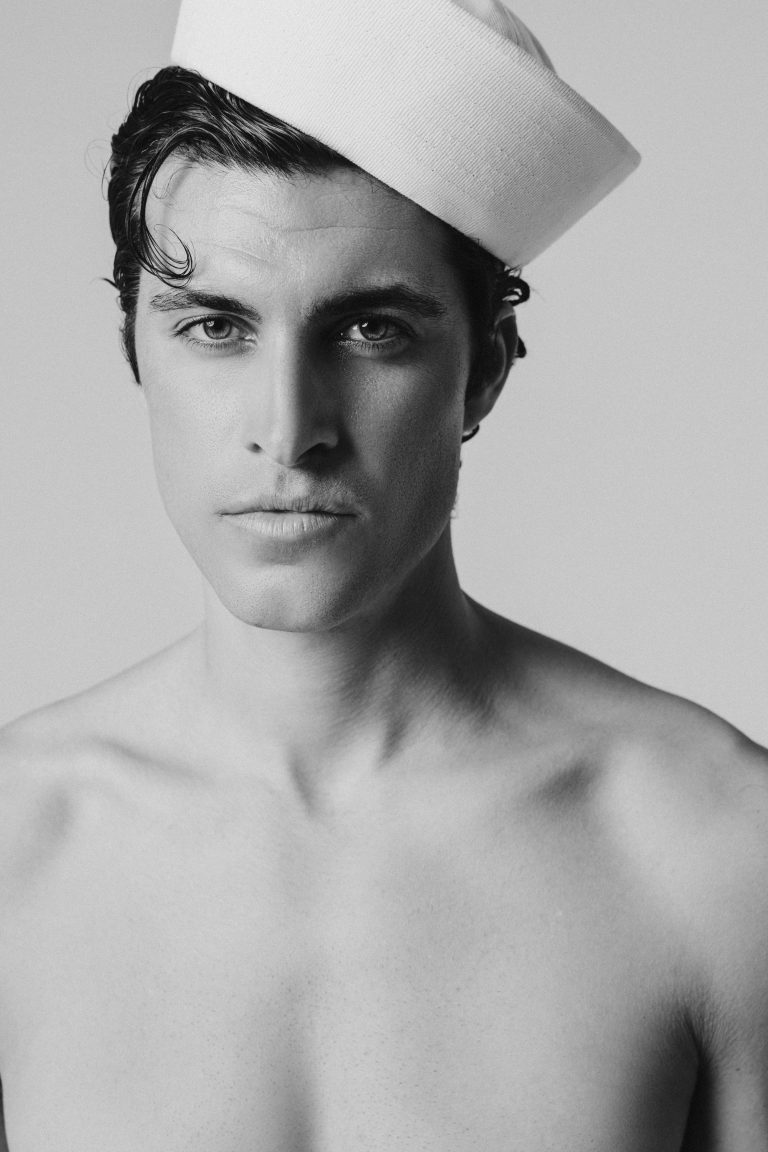 Modelo en estudio con luz editorial en clave alta